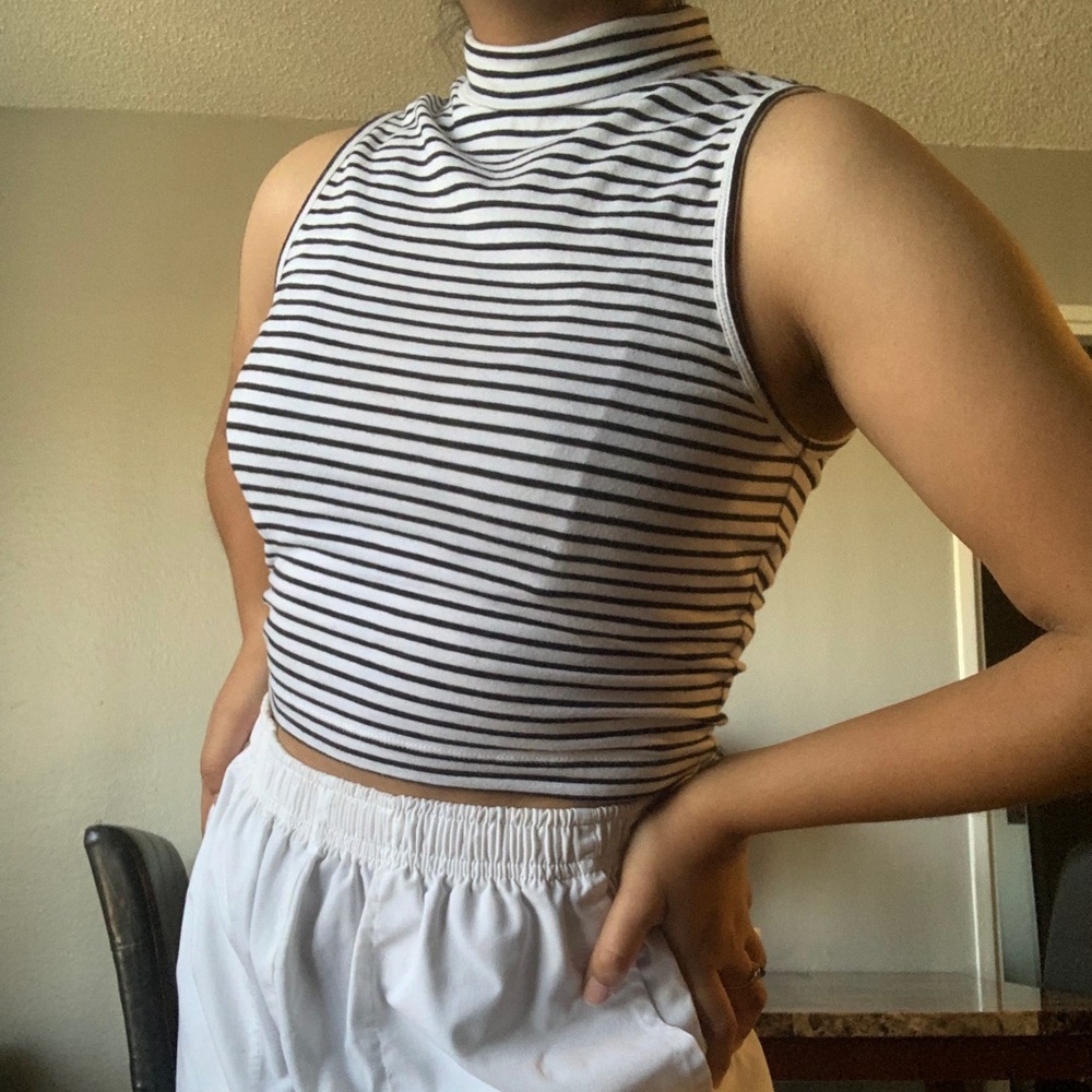 Black and white turtleneck tank🐦